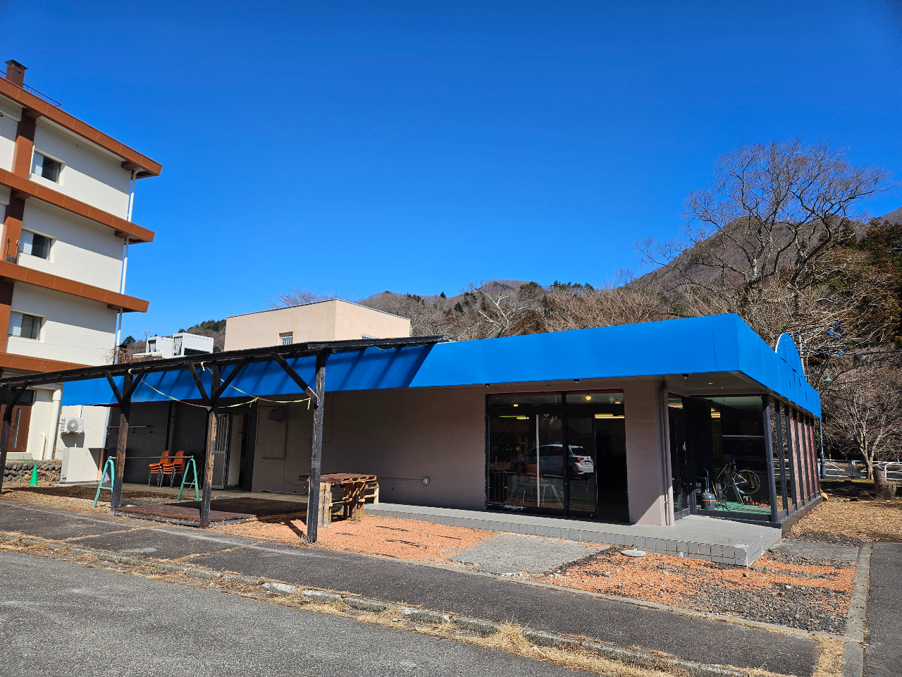 ��F�u���[�ƃo�[�`�u���E���̌������ڈ�BTHEDAY�̔閧��n�ATHE�EBASE�ւ��z���������B�v