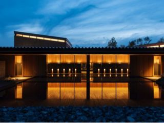 温浴施設「本草湯」では、三重大学とロート製薬が共同で開発した、 この土地ならではの72種類の薬草湯が一年を通じてお楽しみいただけます。