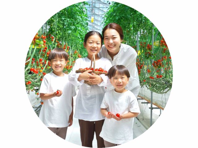 美味しさに、思わず笑顔がこぼれるミニトマト狩り