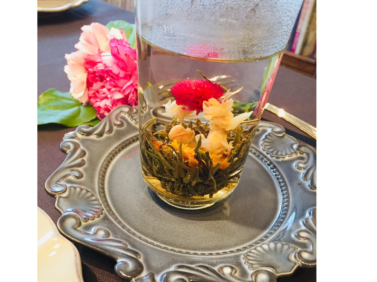 ガラスの蓋碗で淹れる細工茶。花が広がる様子が美しい。