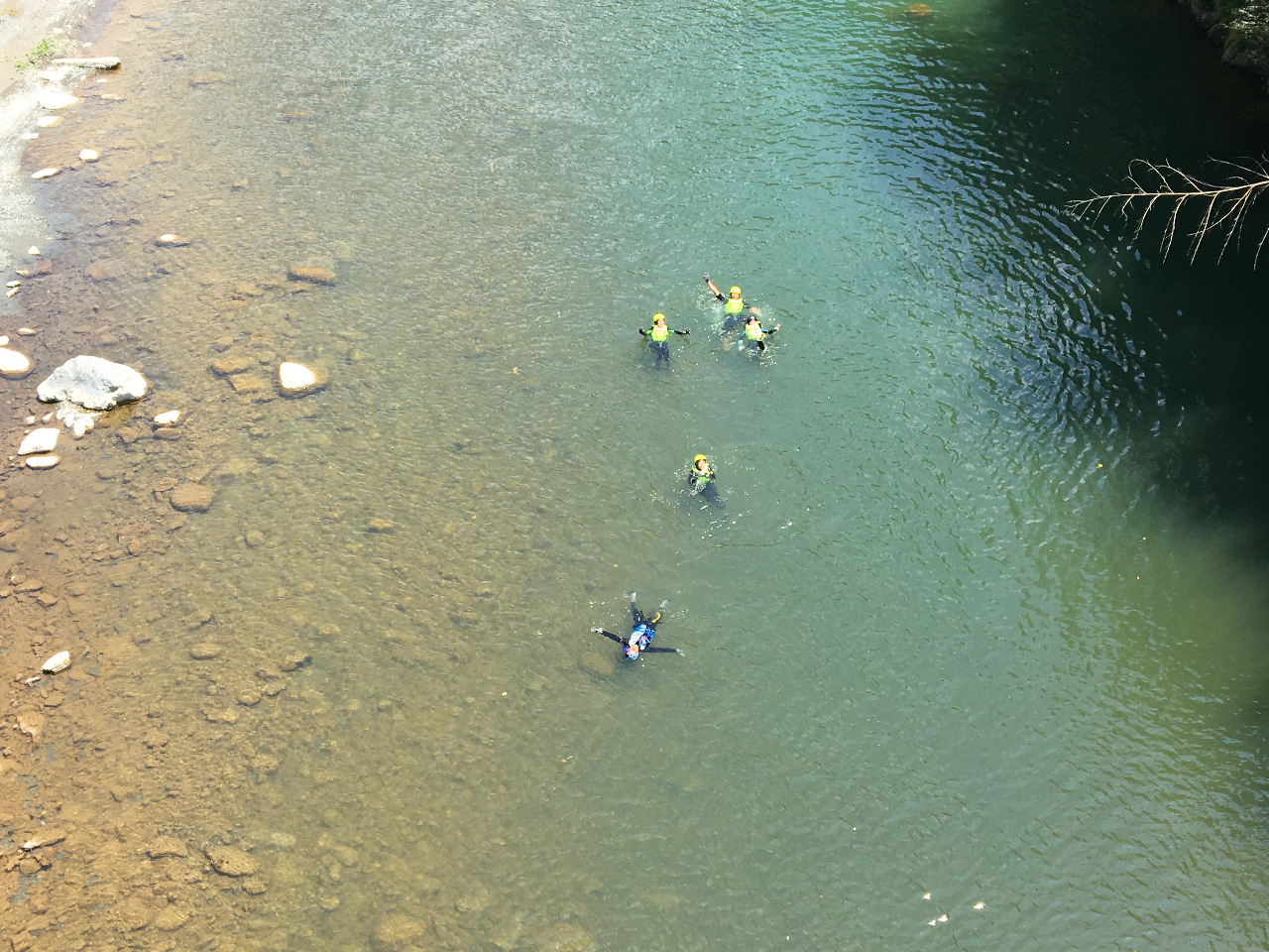 ライフジャケットで安心の浮力!お子様や水の苦手な方でも大丈夫!