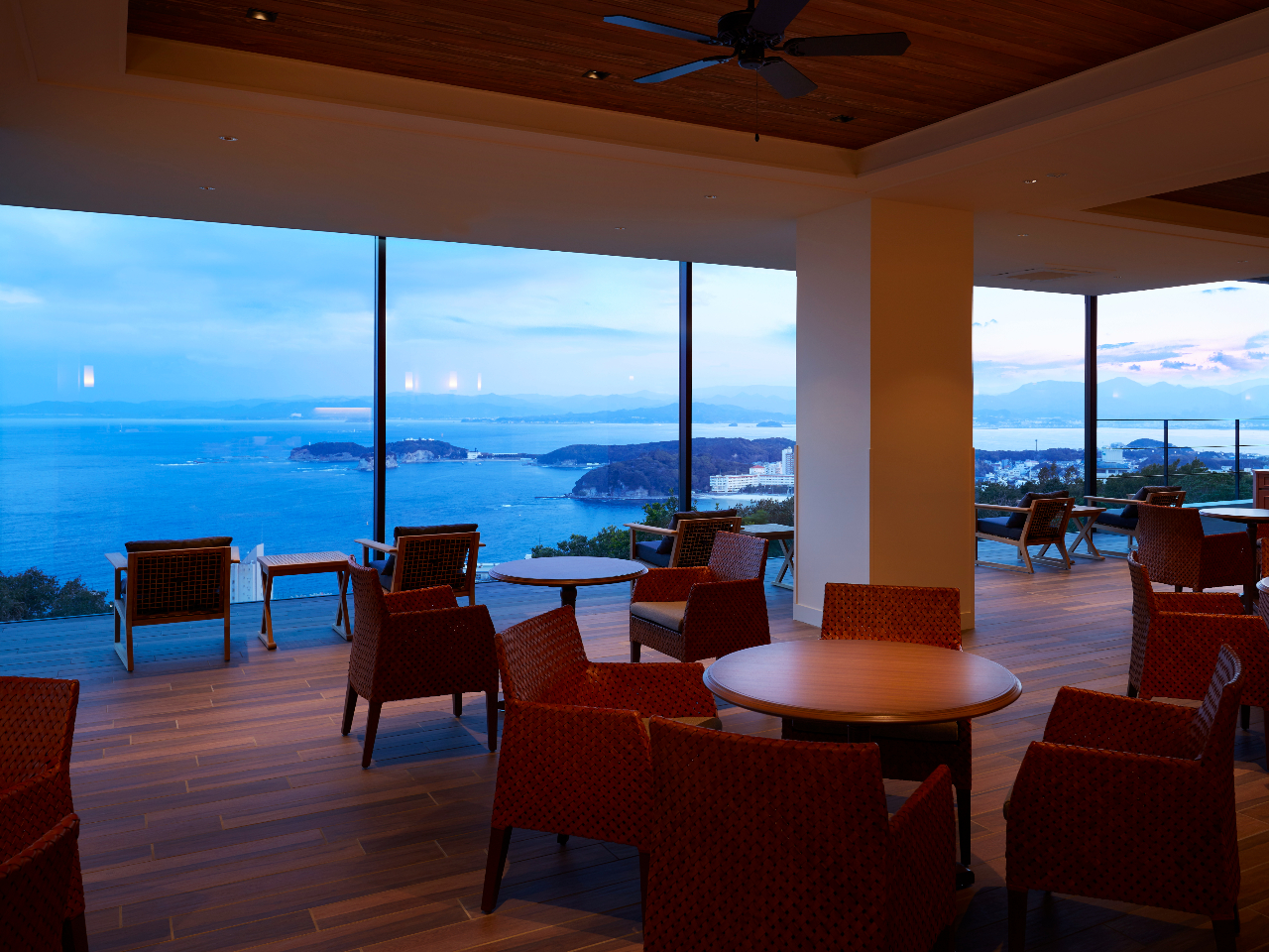 EW͔Ǖl≓l܂ł̌iF]߂܂