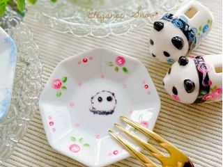 お皿のサイズは大小、【小】はカトラリーを置けます。