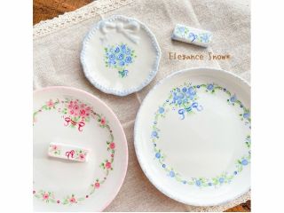 お皿のサイズは大小2つ、箸置きはオプションになります。