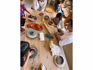 ご家族みんなで楽しく創作♪ 未就学児のお子さんは、保護者の方と二人1組での制作も可能です。