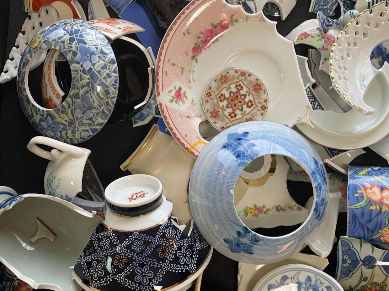 全てのモチーフが割れた器などから手作業で加工しています