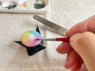 七宝焼きは釉薬という細かいガラスをベースの上に盛り800度の電気炉で焼きます。たくさんの釉薬の色選びから楽しめすよ♪