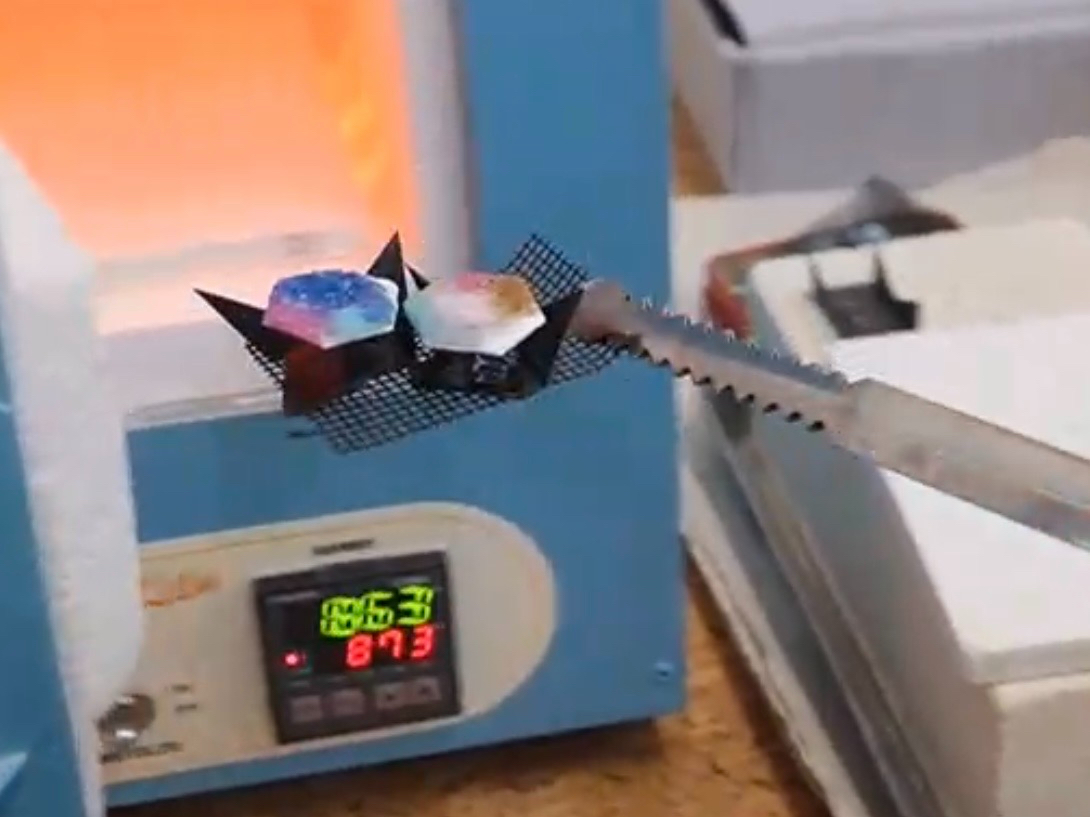 DłF𐷂AdCFցBĂオ̃KX̐F̕ωǂłB2`3ŏĂオ܂B