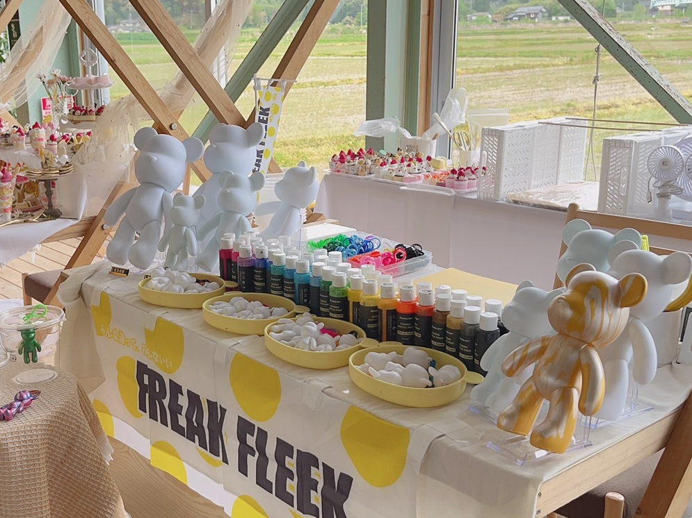 20�F�ȏ�̃J���[�̒����炨�D�݂̃J���[��I�ׂ܂�