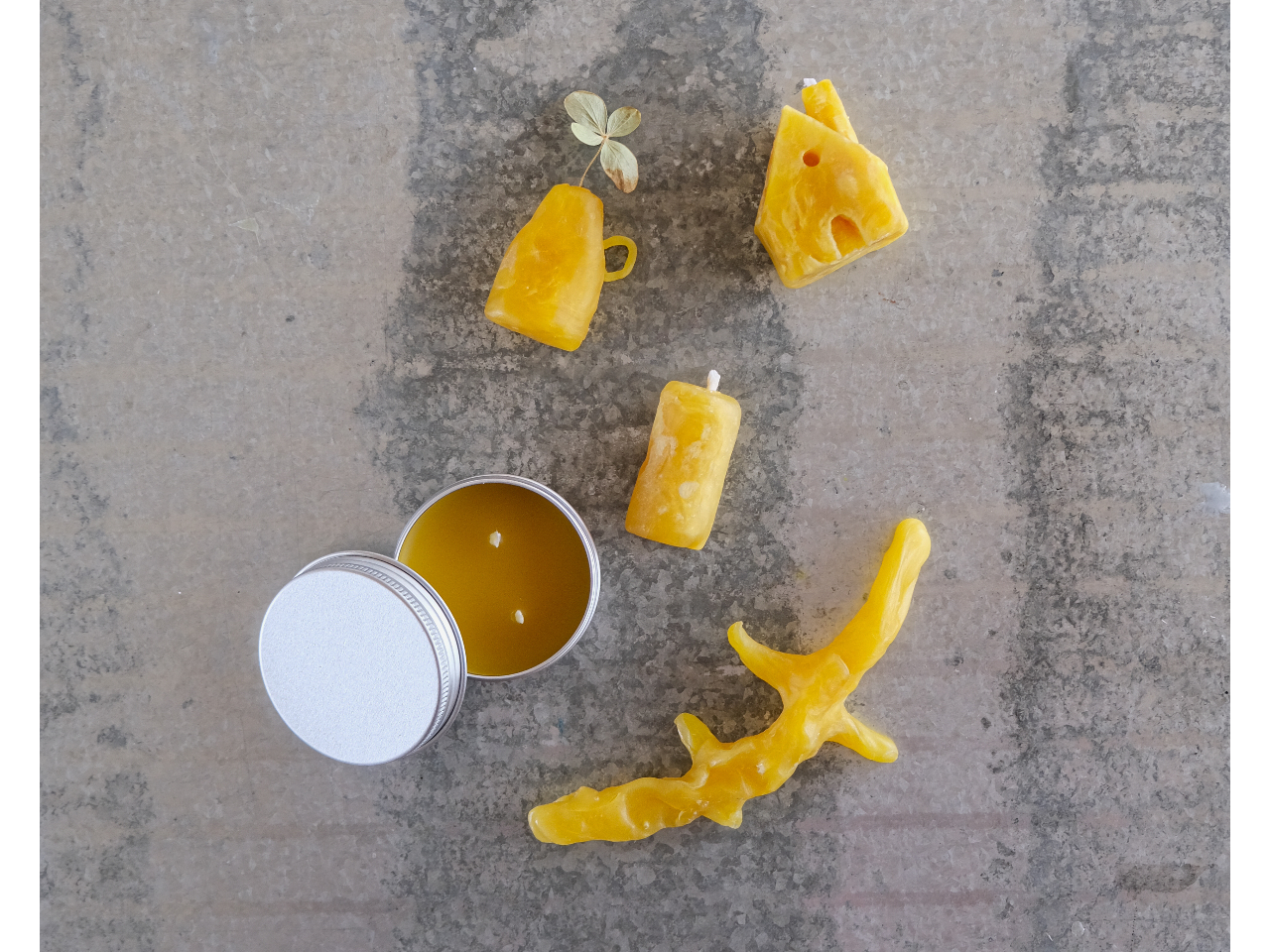 缶入りのみつろうキャンドルはトータル約7時間位灯せて持ち運びにも便利です。手でこねるみつろうは、優しい温もりと柔らかさ。自然由来の素材を五感で楽しいただけます。