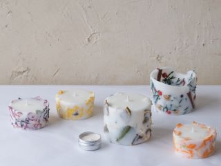 お好みのアロマを選ぶ小さなアロマキャンドルと、お好みの花材を選んで蝋に閉じ込めるボタニカルキャンドルを作ります。