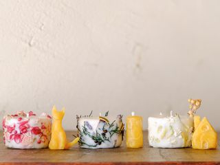 地産の黄色い蜜蝋(みつろう)をお好みの形で成形するキャンドルと、花材を選んで制作するキャンドルの2種類体験できます