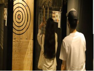 海外で大人気のアックススローイング(斧投げ)が体験できます。お酒が飲めるREEAST ROOM BASEと併設しており、お酒を交わしながら利用することが可能です
