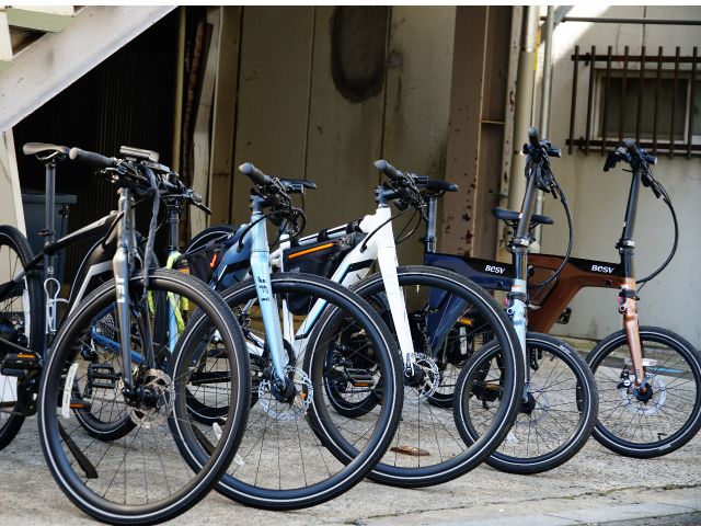 EバイクはBESV社製。700cのクロスバイクモデルと20インチの小径車をお選びいただけます。