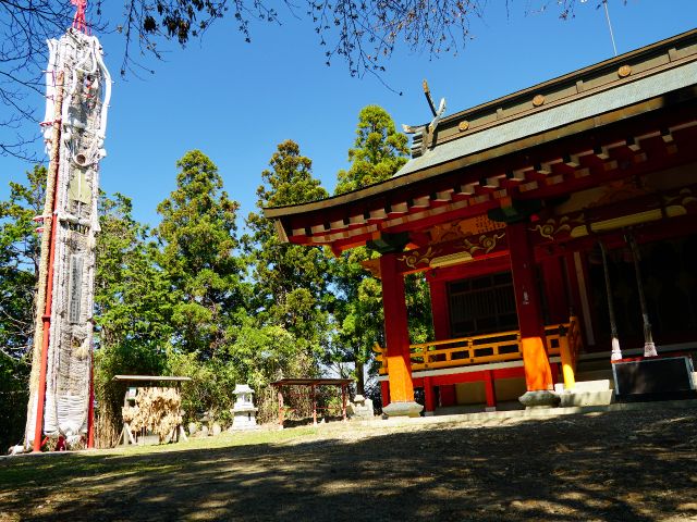 羽黒神社には日本一の大わらじがまつられています。