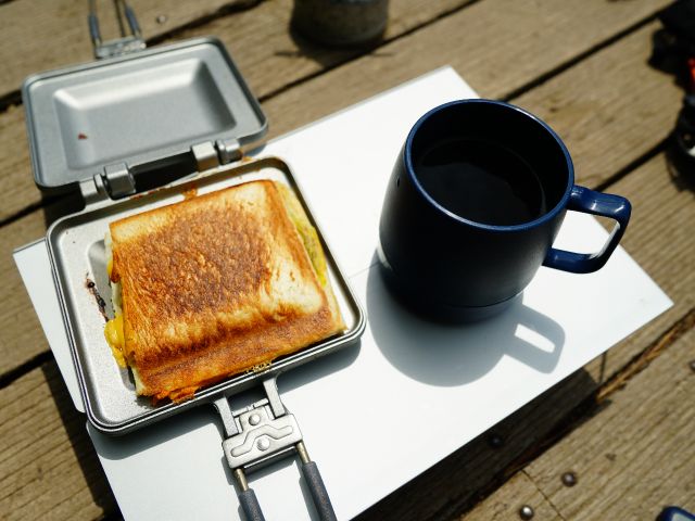 山頂でホットサンドとコーヒーで軽食ブレイク(提供内容は状況によって異なります)
