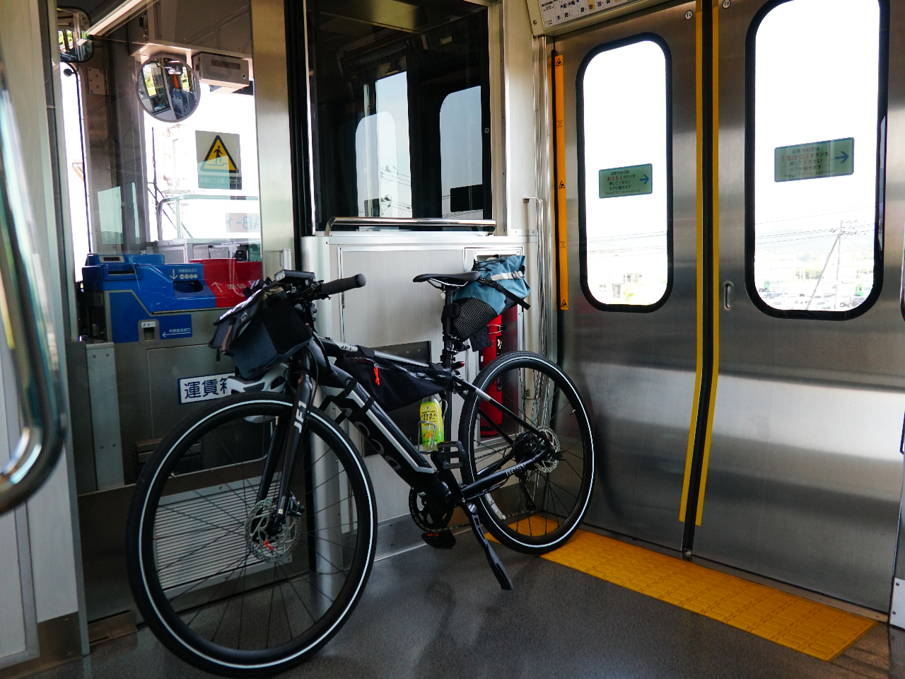 飯坂電車、阿武隈急行のローカル電車はお昼の時間はそのまま自転車を載せられます。