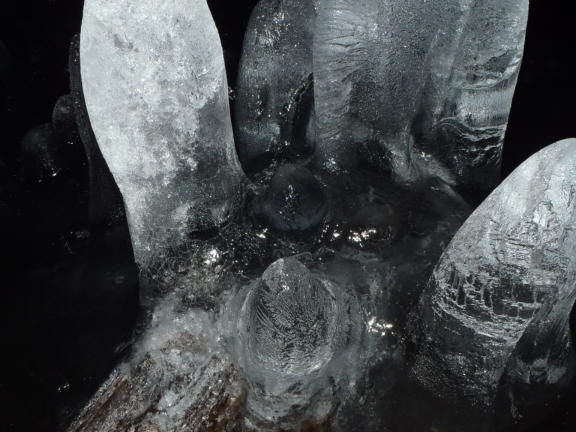 芸術的な氷の世界をご覧ください。