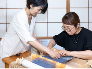 初めての方でも安心の機織り体験 優しく丁寧に指導いたします。