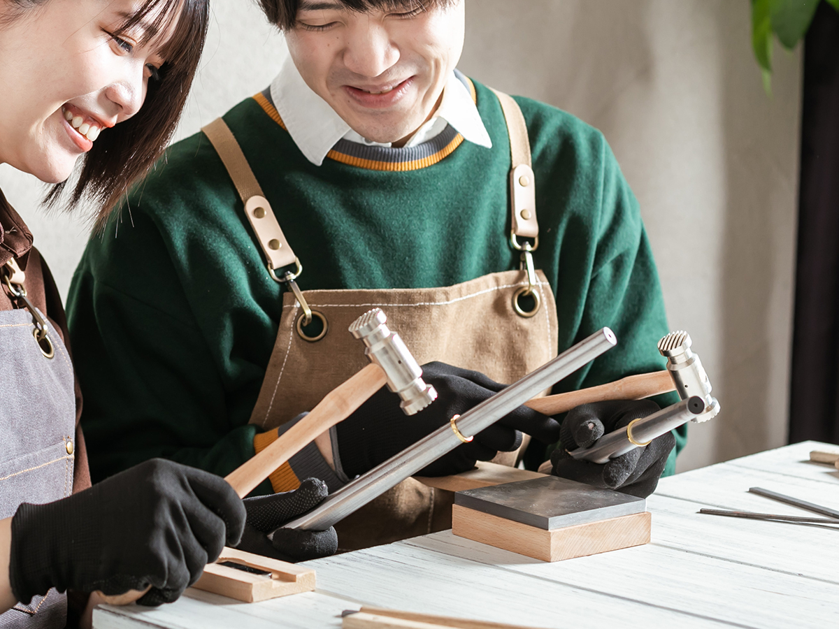 レクチャーを受けながら、おふたりでリングをお作りいただきます。