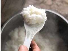 わらを燃やして炊き上げたご飯は、ふっくらと柔らか!美味しくなります