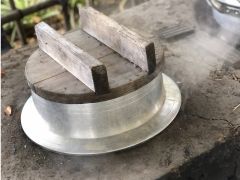 かまど(簡易かまど)で羽釜を使ってご飯を炊きます。昔ながらの方法をぜひ体験してください。