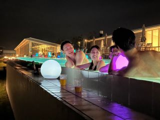 夜の時間帯はライトアップされラグジュアリーな雰囲気に