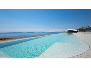 伊弉冉の湯湯(水着温泉プール) 大阪湾を一望できるインフィニティプール