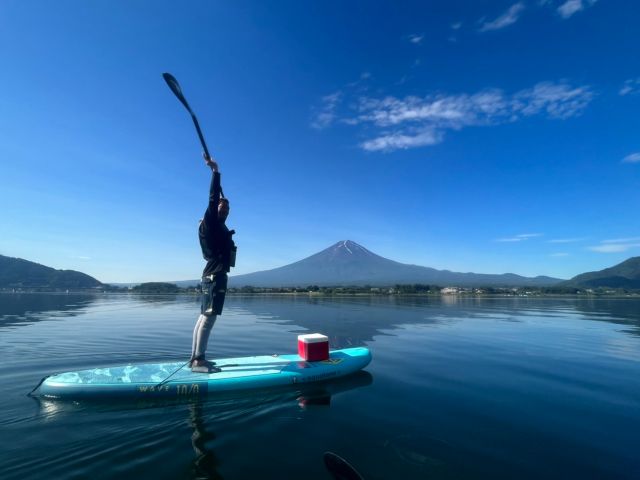 富士山をバックに