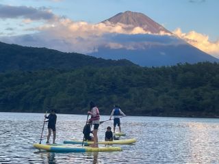 夕焼けに染まる『赤富士』をバックに思い出の一枚を!