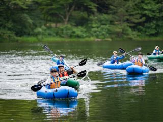 会場は波のない池なので子どもでも安心して漕ぐことができます