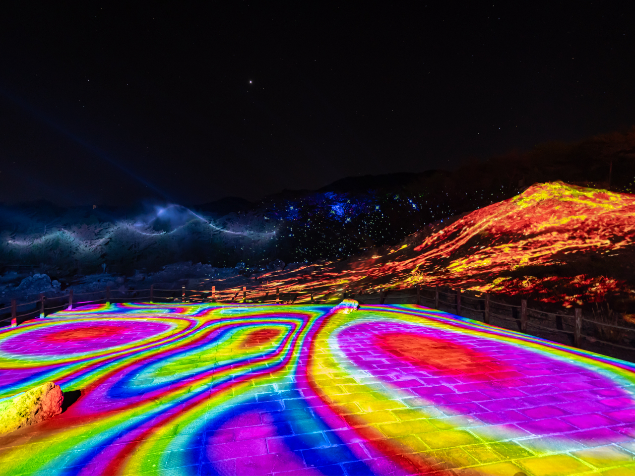 ���i�Ƃ͈Ⴄ�_��n���̎p�𐥔񂨊y���݂��������I