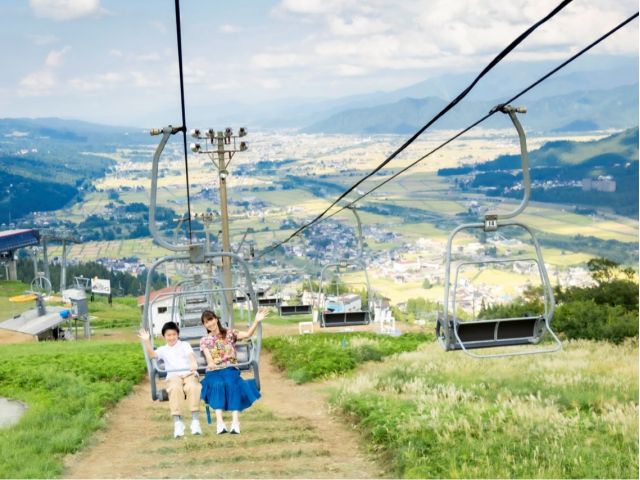 ゴンドラ降り場からさらに一段上に上がる展望リフト「グリーンリフト」もご利用いただけます。