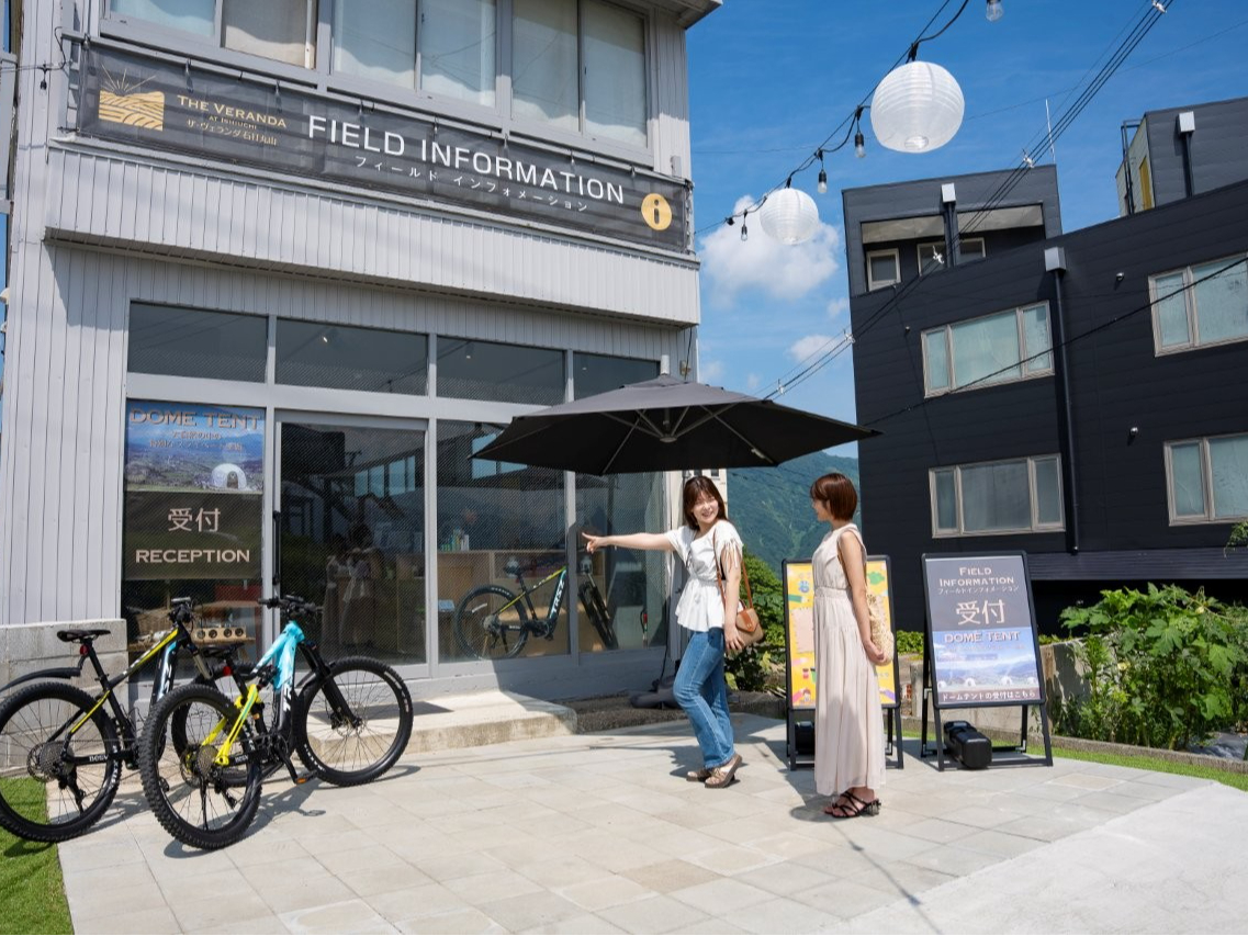 �h�[���e���g�̎�t�́A�V���{���̓W�]�e���X�J�t�F�̕��т̌����u�t�B�[���h�C���t�H���[�V�����v�ł��B