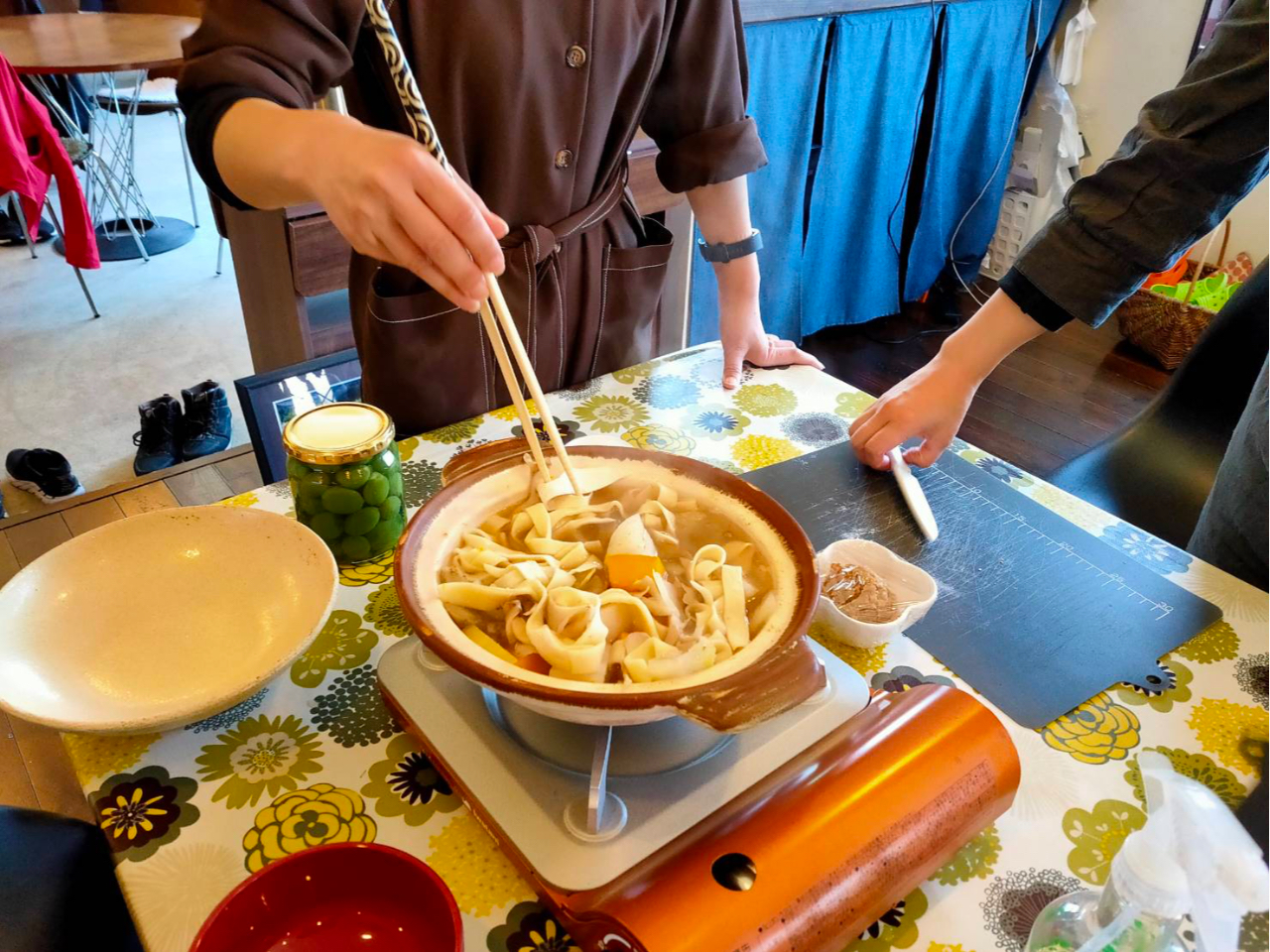 山梨の郷土料理を手作り体験。山梨県産のお野菜や、地粉、を使って野菜たっぷりの、ほうとうを作ってお召し上がりいただきます。オリジナルの作り方をレクチャーします。