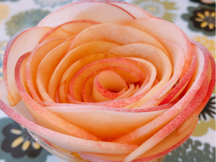 桃を薄く切り重ねながら飾り付けると…!バラの花ができますよ☆