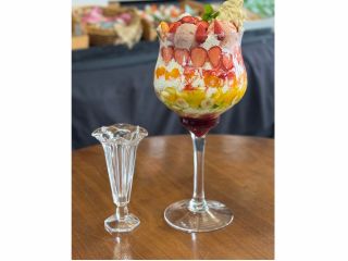 通常のパフェグラスの5倍サイズ