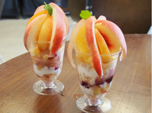 桃のシーズンには桃を丸々1個お渡しします!いろんな切り方で使ってください☆