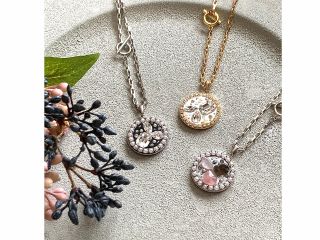 パワーストーンを使ってのお守りネックレスやクリスタルストーンを使ってのハイクオリティネックレスをお作りいただけます。