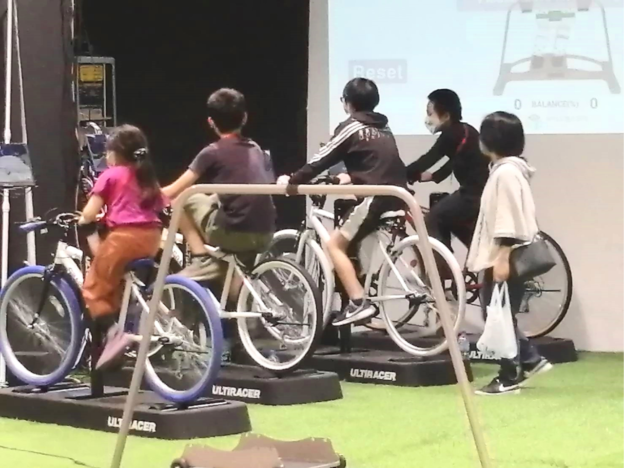 uAeB[T[vAI(lHm\)𓋍ځAqłlłA1lł2lł4l܂őΐ킪\555m̎R삯oTCNOΐ@񋟂Ă܂B