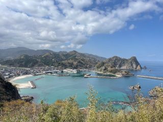 ツアーの最終目的地「城山園地」諸寄のまちを一望できます。標高約60m まち歩きをして、城山園地を目指してハイキング!東屋と駐車場を完備しています。