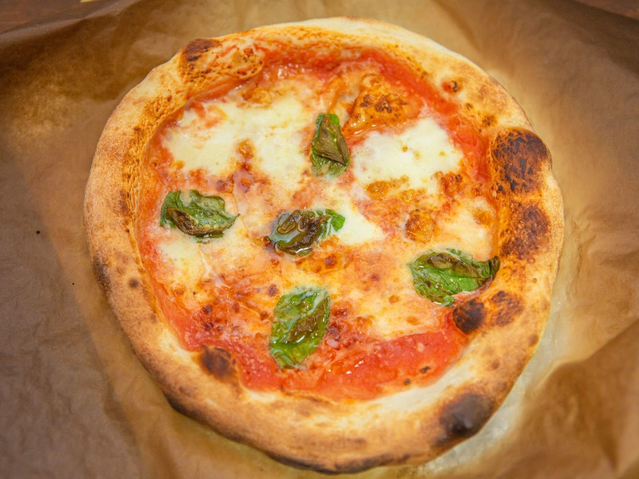 薪のピザ窯で高温で焼くと、お店の味!