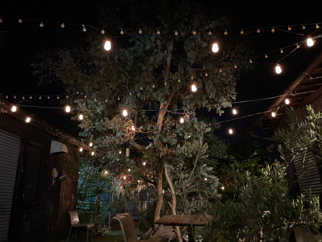 日が沈んでからも、異国情緒たっぷりの照明で雰囲気アップします!