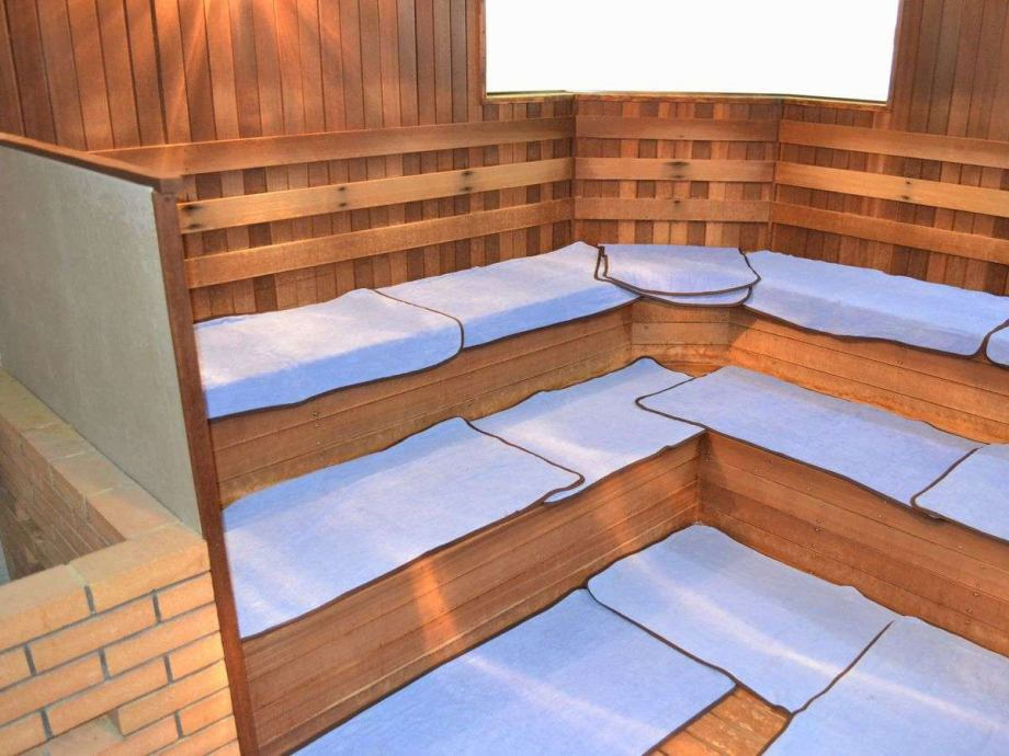 当ホテルの温泉は、天然温泉100%の掛け流しです。
内風呂3つ、サウナ、露天風呂とあり、露天風呂は風情のある岩造りで、満天の星空を眺め。一日の疲れを癒してくれる事まちがいなし!