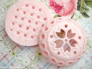 桜の透かし彫り:2,500円(材料費込み)カービングナイフを持つのが初めてという方向けの体験レッスンです!