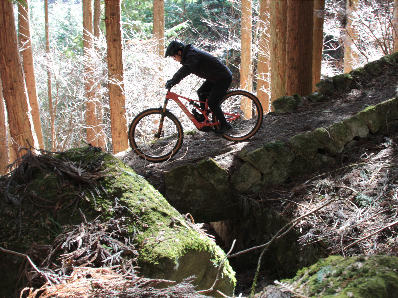 全て手作業で積み上げられた石積みの橋。昔の人々の知恵や技術を肌に感じることができます。