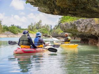 干潮時には波によって侵食された岩の下を通ることができる