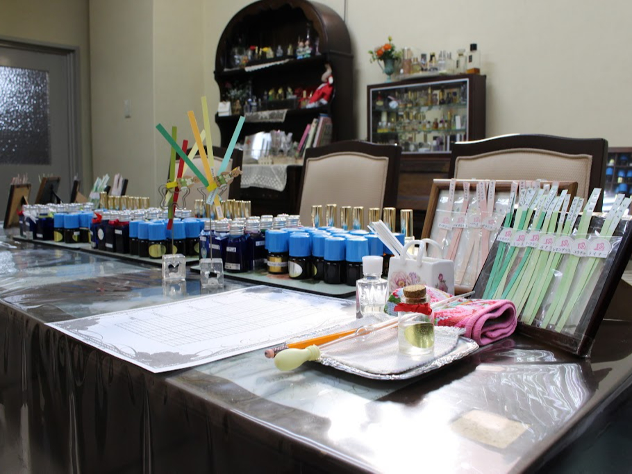 50種類の香料の中から、お好きな香を10種類選び、最初のベースを決めスタートします。2回目、3回目と香を加えながら肌にもつけて香りを確認し、完成させます。