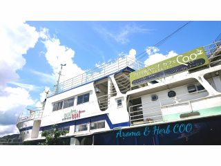 熊本県天草にあるお船の中のお店です。窓際の小さな カフェスペースとアロマとハーブショップ。ヤギさんもいますよ♪