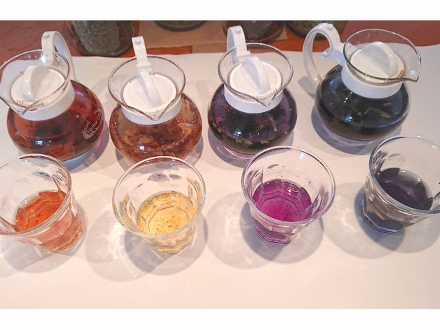 ハーブによって色とりどり。お好きな色でブレンドできます